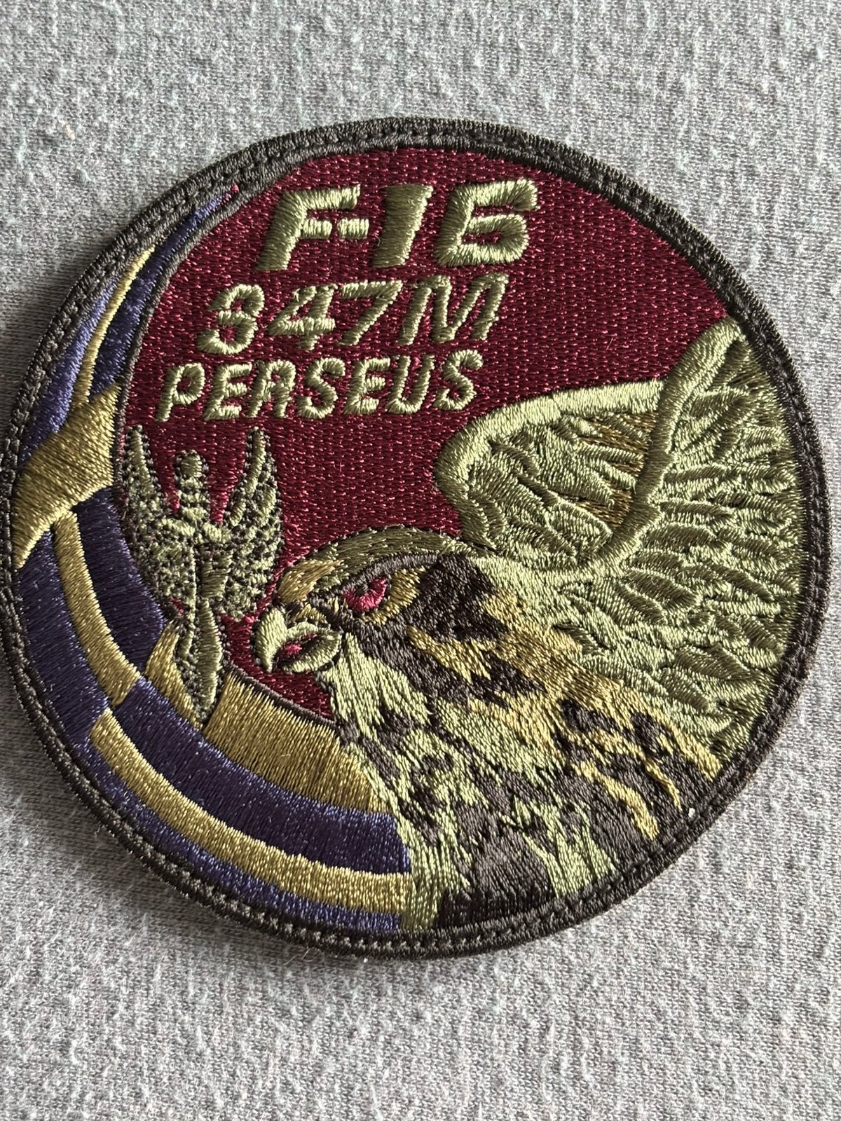 Swirl HAF F-16 947M perseus embleem, Verzenden, Luchtmacht, Overige gebieden, Embleem of Badge
