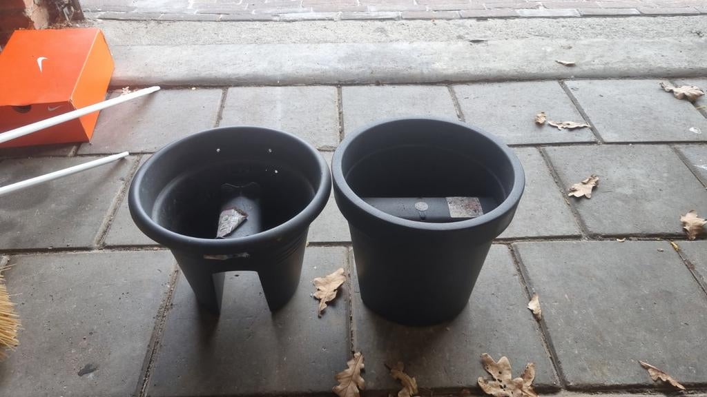 Twee zwarte balkon plantenbakken, Tuin en Terras, Bloembakken en Plantenbakken, Ophalen of Verzenden
