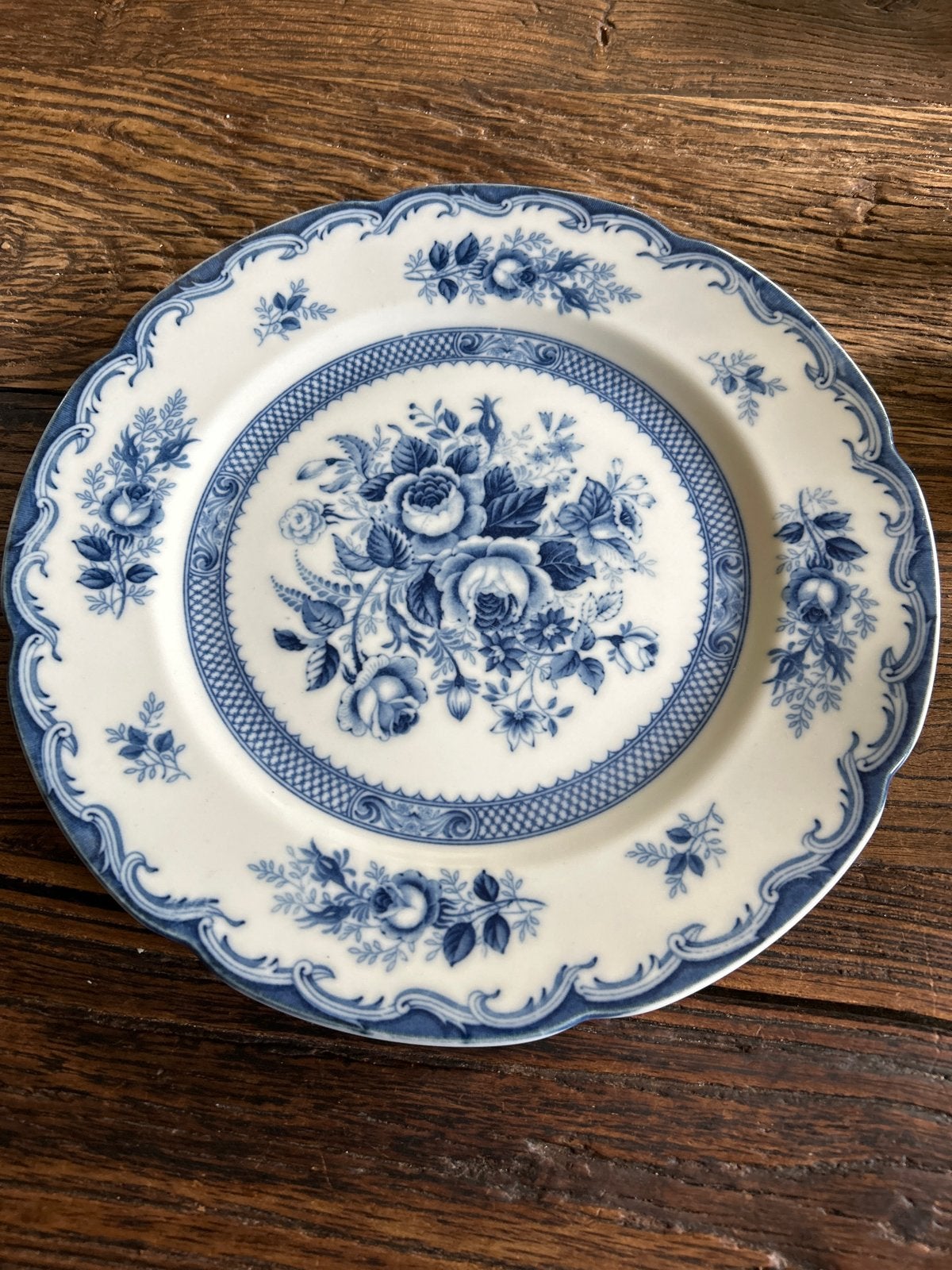 Blauw-wit porseleinen bord met rozenmotief - Blue Rose, Antiek en Kunst, Ophalen of Verzenden