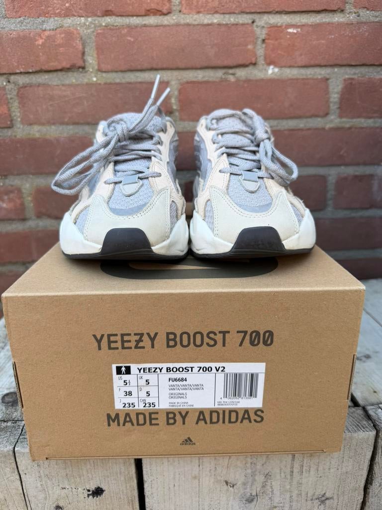 Yeezy Boost 700 V2 Vanta, Kleding | Heren, Schoenen, Ophalen, Overige kleuren, Sneakers of Gympen, Zo goed als nieuw