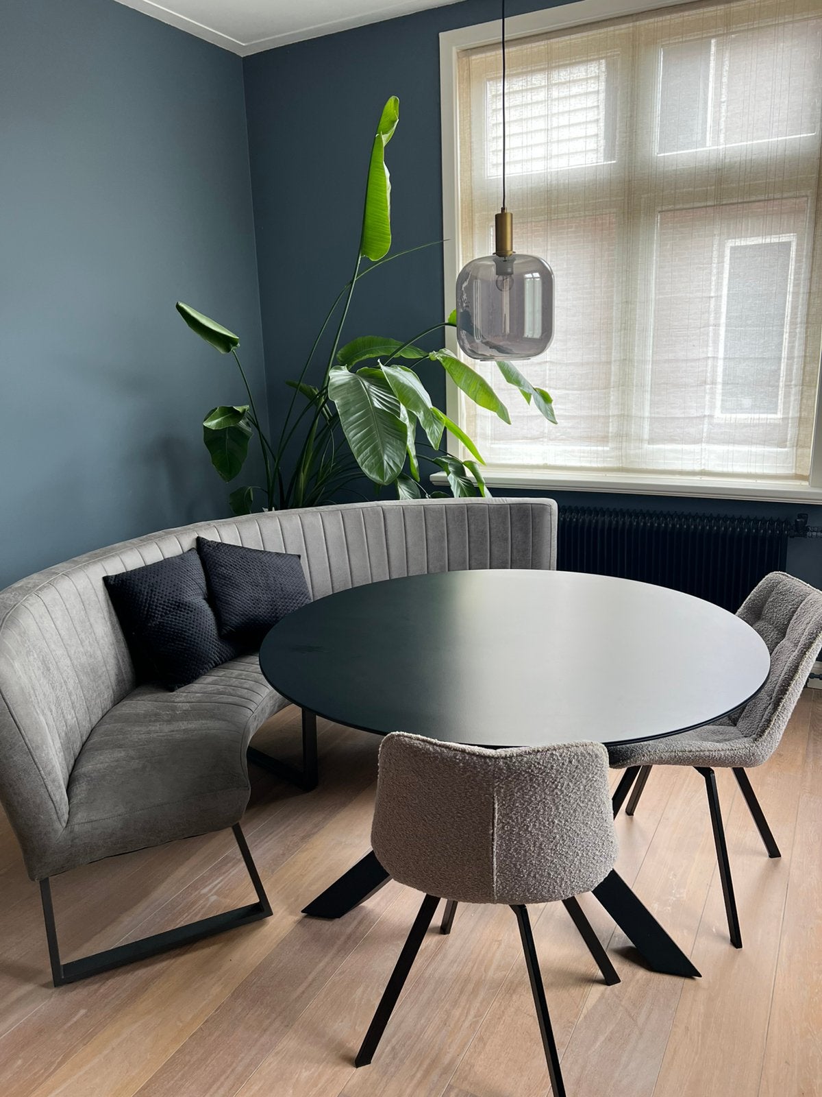 Eetbankje grijs met tafel zwart 1.40mtr en 2 draaistoeltjes, Huis en Inrichting, Complete eetkamers, Ophalen, Zo goed als nieuw