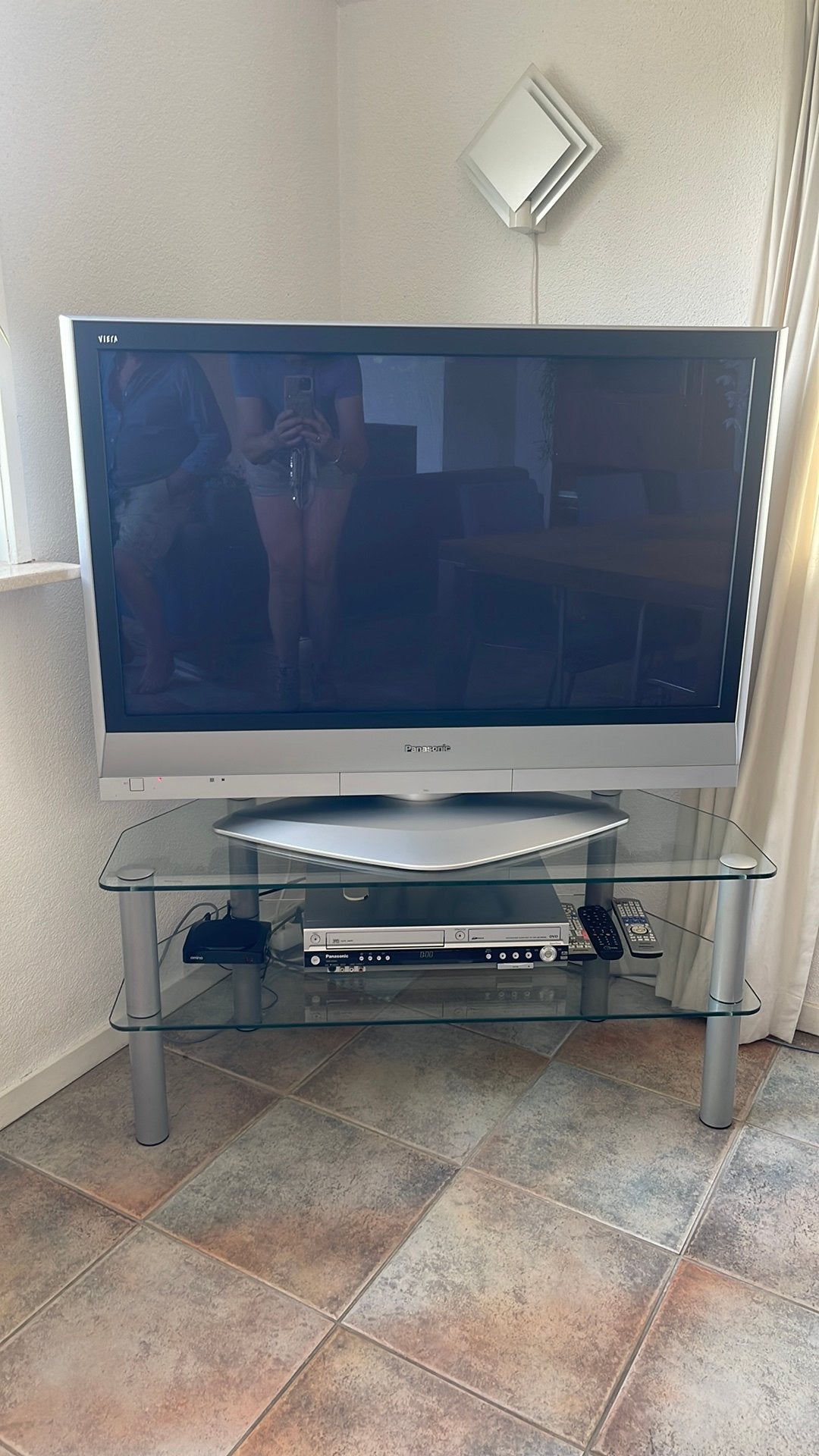Grote Panasonic TV met dvd-speler op glazen meubel, Ophalen, Gebruikt, 50 tot 100 cm, Minder dan 100 cm