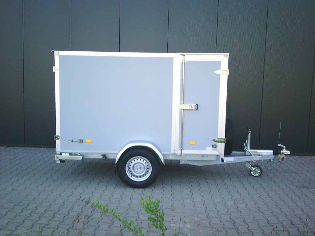 Hapert gesloten enkelasser in nieuwstaat. 250x130x150 cm., Auto diversen, Aanhangers en Bagagewagens, Gebruikt, Niet ingevuld