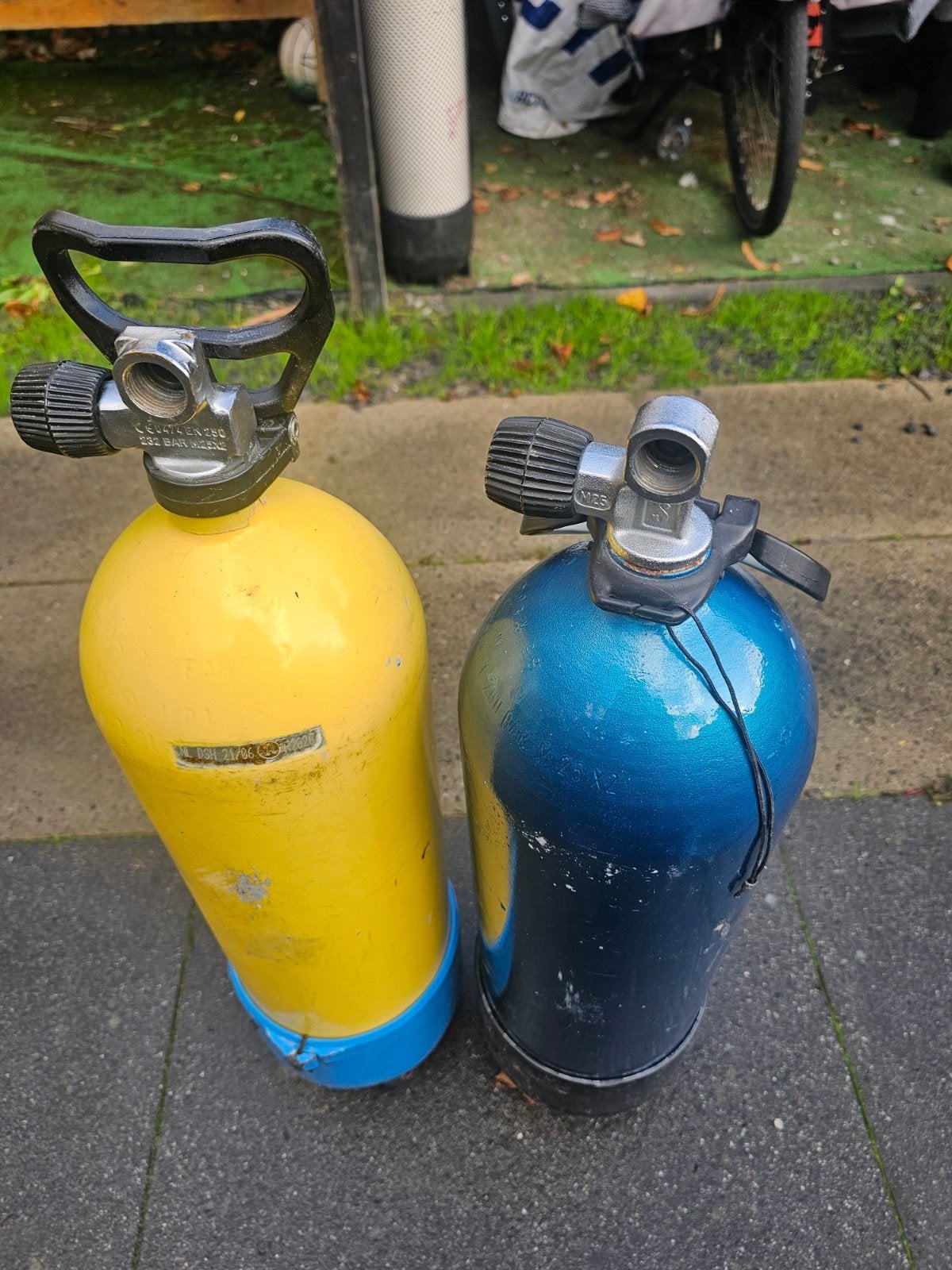 2 Duikcilinders 10L - Geel (keur verlopen & Blauw (gekeurd), Watersport en Boten, Ophalen, Gebruikt, Duikfles