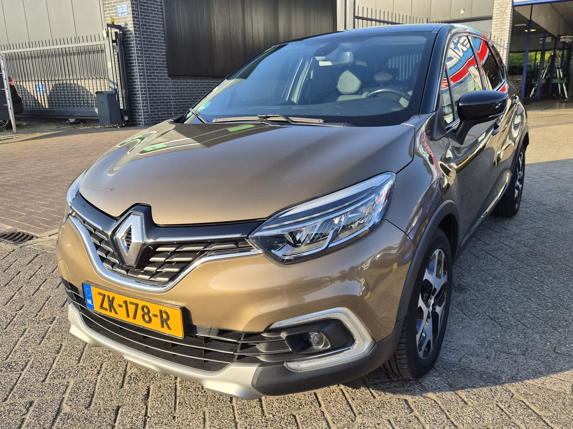 Renault Captur 1.2 TCe Intens AUTOMAAT APK tot 19-09-2027, Auto's, Euro 6, 4 cilinders, Bruin, 635 kg
