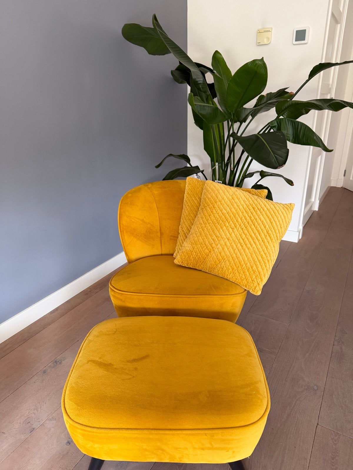 Okergele fauteuil met poef van Wood - Zo goed als nieuw, Ophalen, Zo goed als nieuw, Stof, 75 tot 100 cm