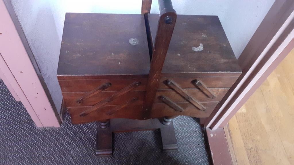 Vintage Naaikastje / Naaidoos op pootjes - Hout, Ophalen, Gebruikt, Toebehoren, Overige merken