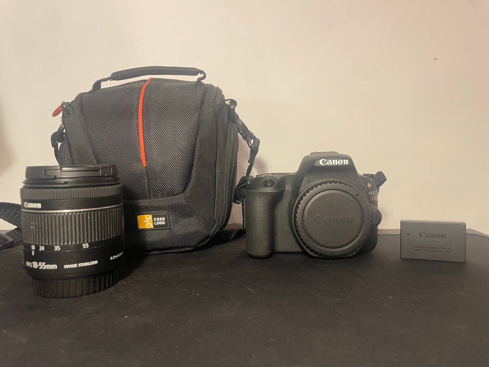 Canon EOS 200d met 18-55mm lens, 1 battery en tas., Audio, Tv en Foto, Fotocamera's Digitaal, Lensdop, Spiegelreflex, Canon, Ingebouwde flitser