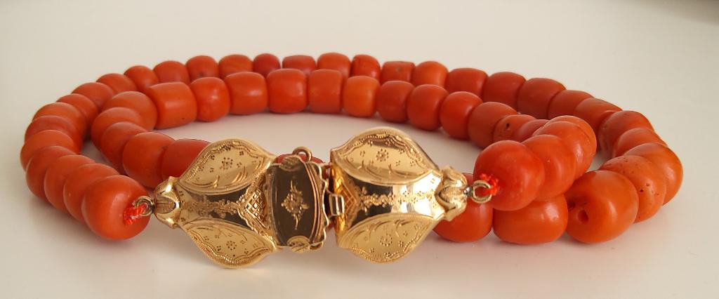 Dikke bloedkoraal met een antiek gouden bijbelslot, Sieraden, Tassen en Uiterlijk, Antieke sieraden, Verzenden, Goud, Ketting