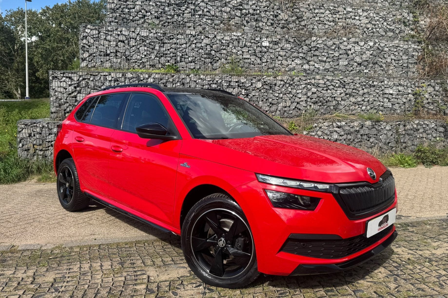 Skoda KAMIQ 1.0 TSI Monte Carlo Pano CarPlay Stoelverw Trekh, Auto's, Stof, Gebruikt, Euro 6, Handgeschakeld
