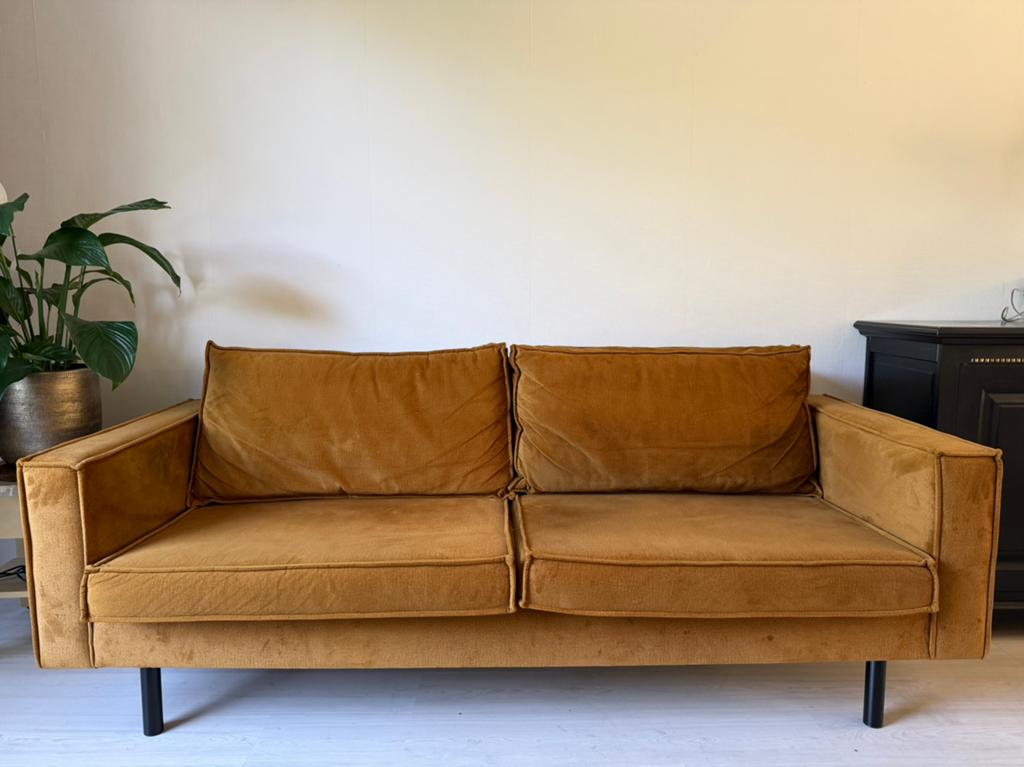 WOOOD Rodeo 2,5-zitsbank Velvet Okergeel | bank | zitbank, Ophalen, Gebruikt, Driepersoons, 75 tot 100 cm