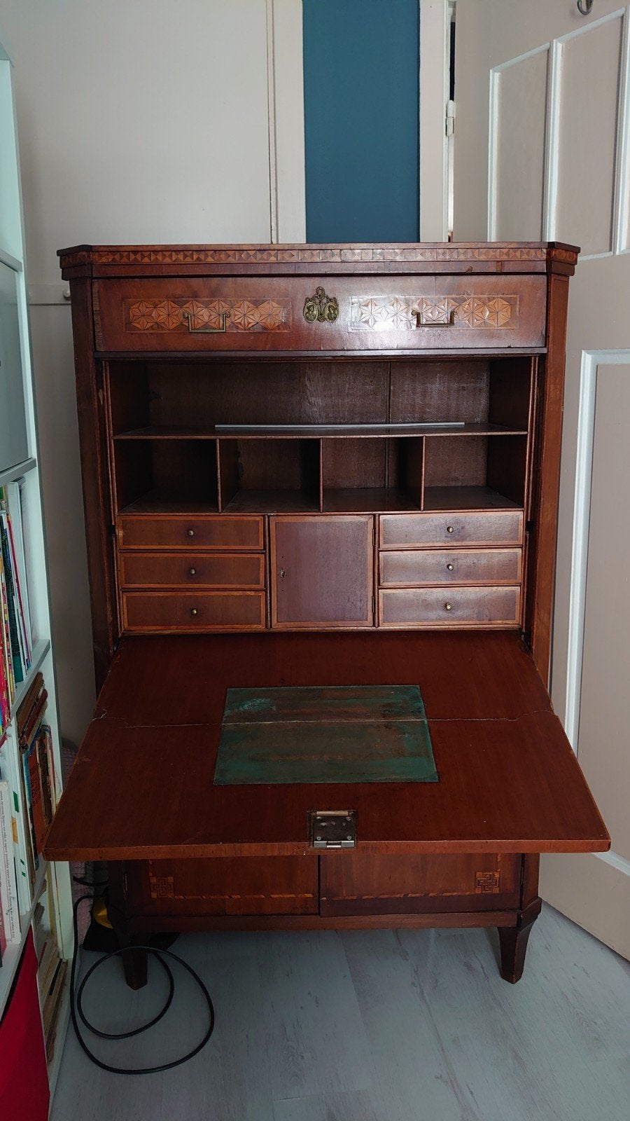 Secretaire kast met laatjes oud fineer, Ophalen, Gebruikt