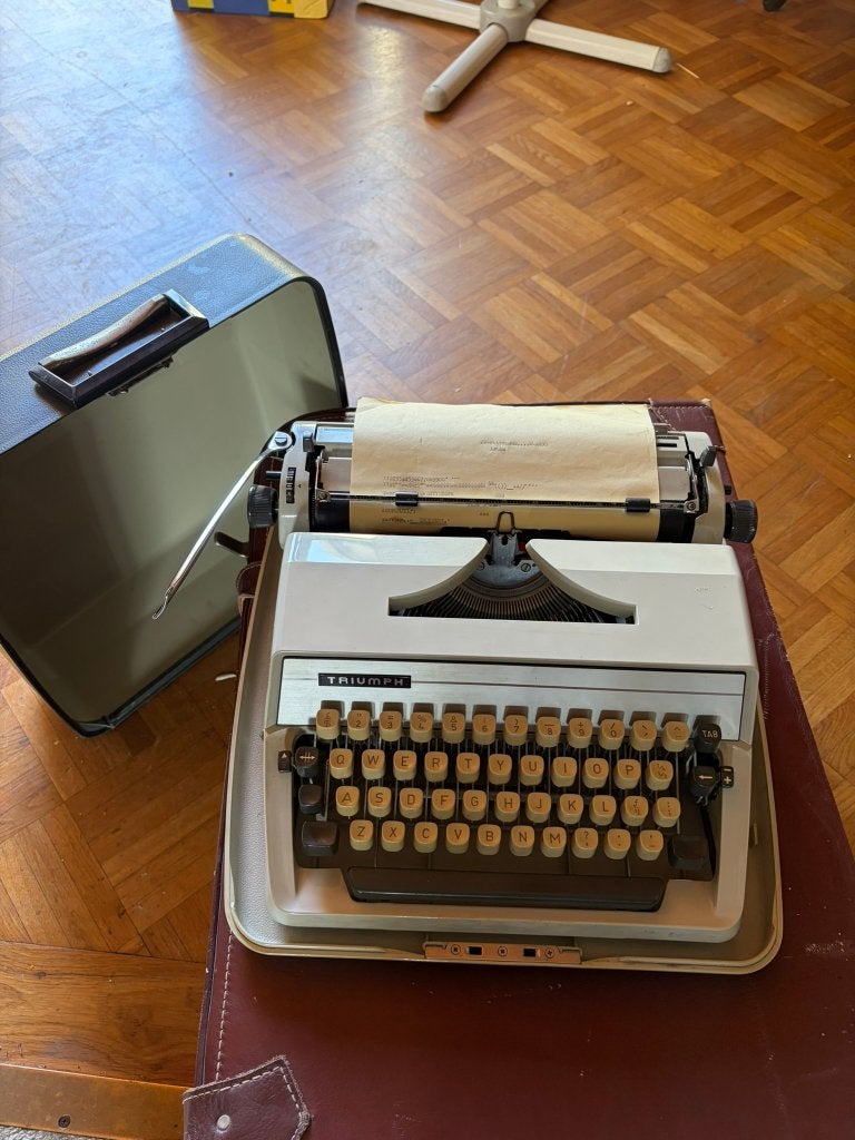 Vintage typemachine Triumph koffermodel draagbaar, Ophalen, Gebruikt