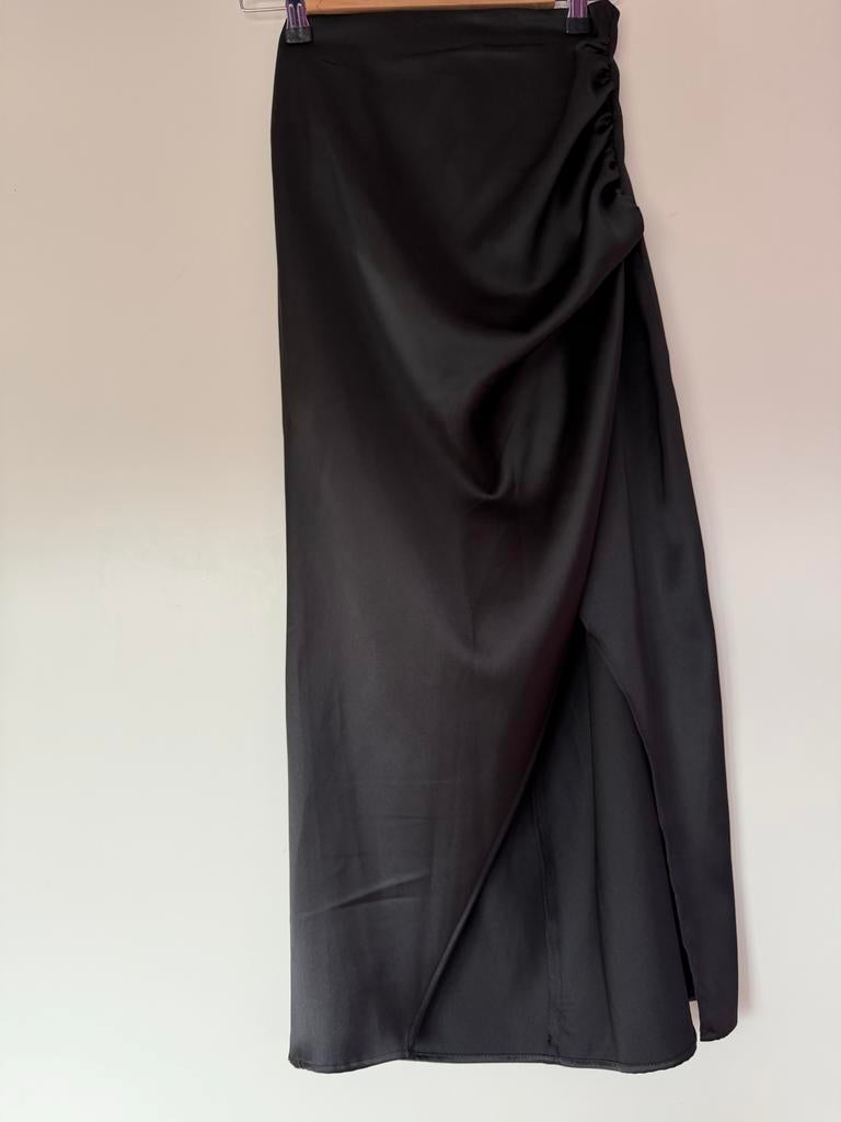 Zwarte satijnen rok met split - Zara, Kleding | Dames, Zwart, Ophalen of Verzenden, Zo goed als nieuw, Maat 34 (XS) of kleiner