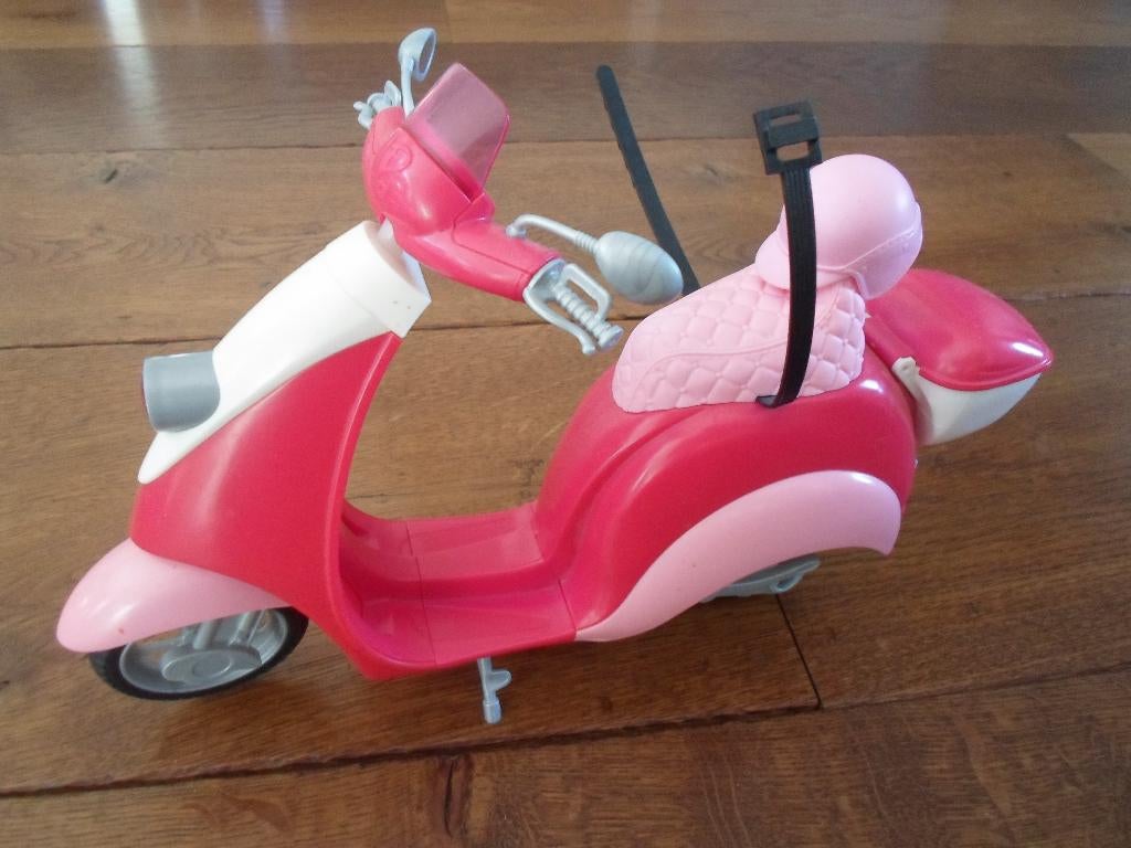 Barbie scooter, incl. helm, Ophalen of Verzenden, Zo goed als nieuw