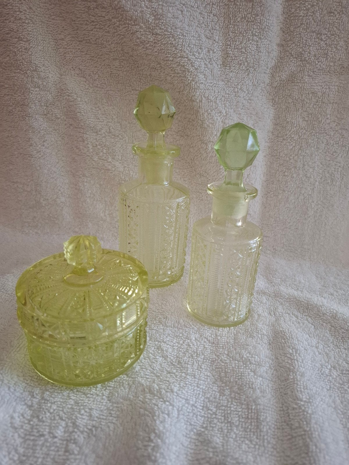 Uraniumglas parfumflesjes en poederdoosje, Antiek en Kunst, Ophalen of Verzenden