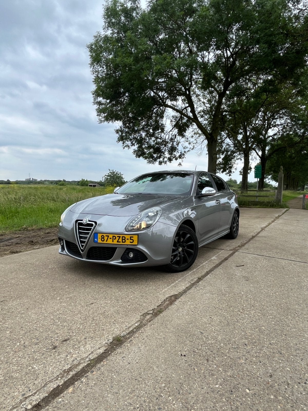 Alfa Romeo Giulietta 1.4 Turbo Multi AIR 2011 Grijs, Auto's, Voorwielaandrijving, Zwart, Origineel Nederlands, Handgeschakeld