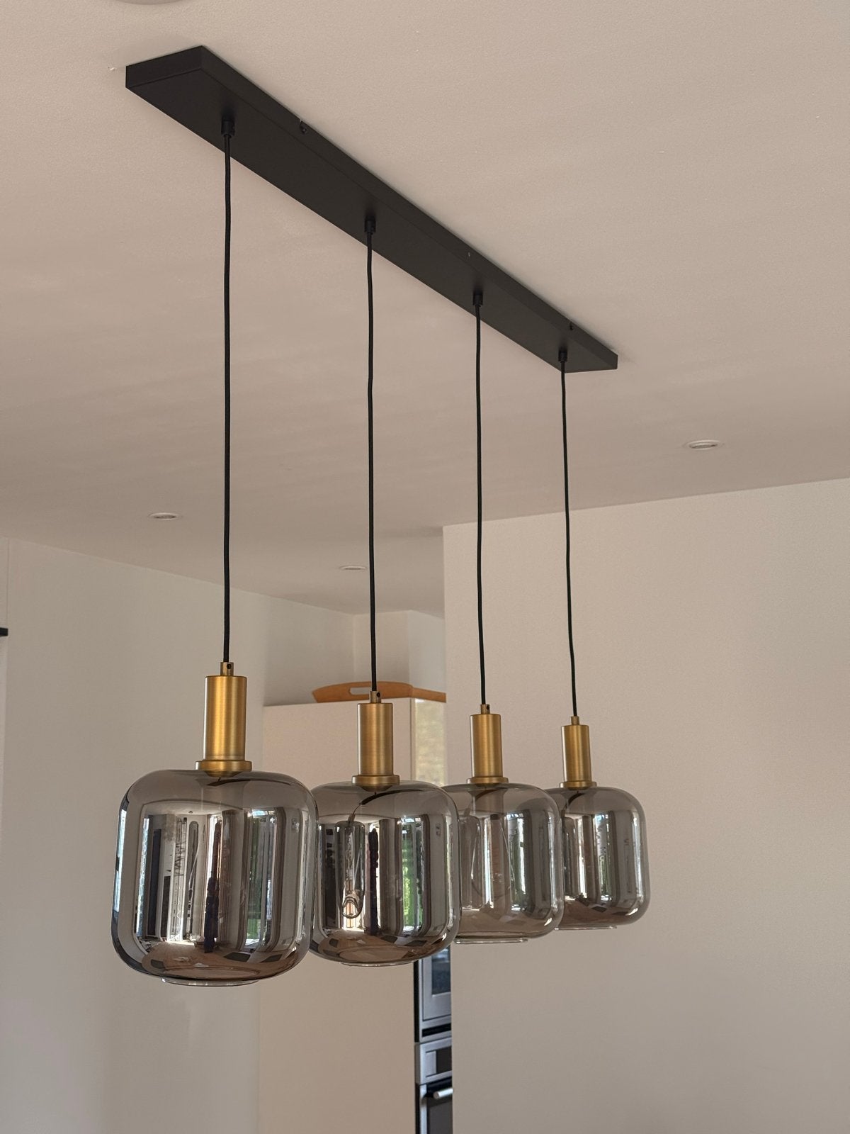 Moderne hanglamp met 4 rookglazen kappen, Ophalen, Zo goed als nieuw, Glas, E27 (groot)