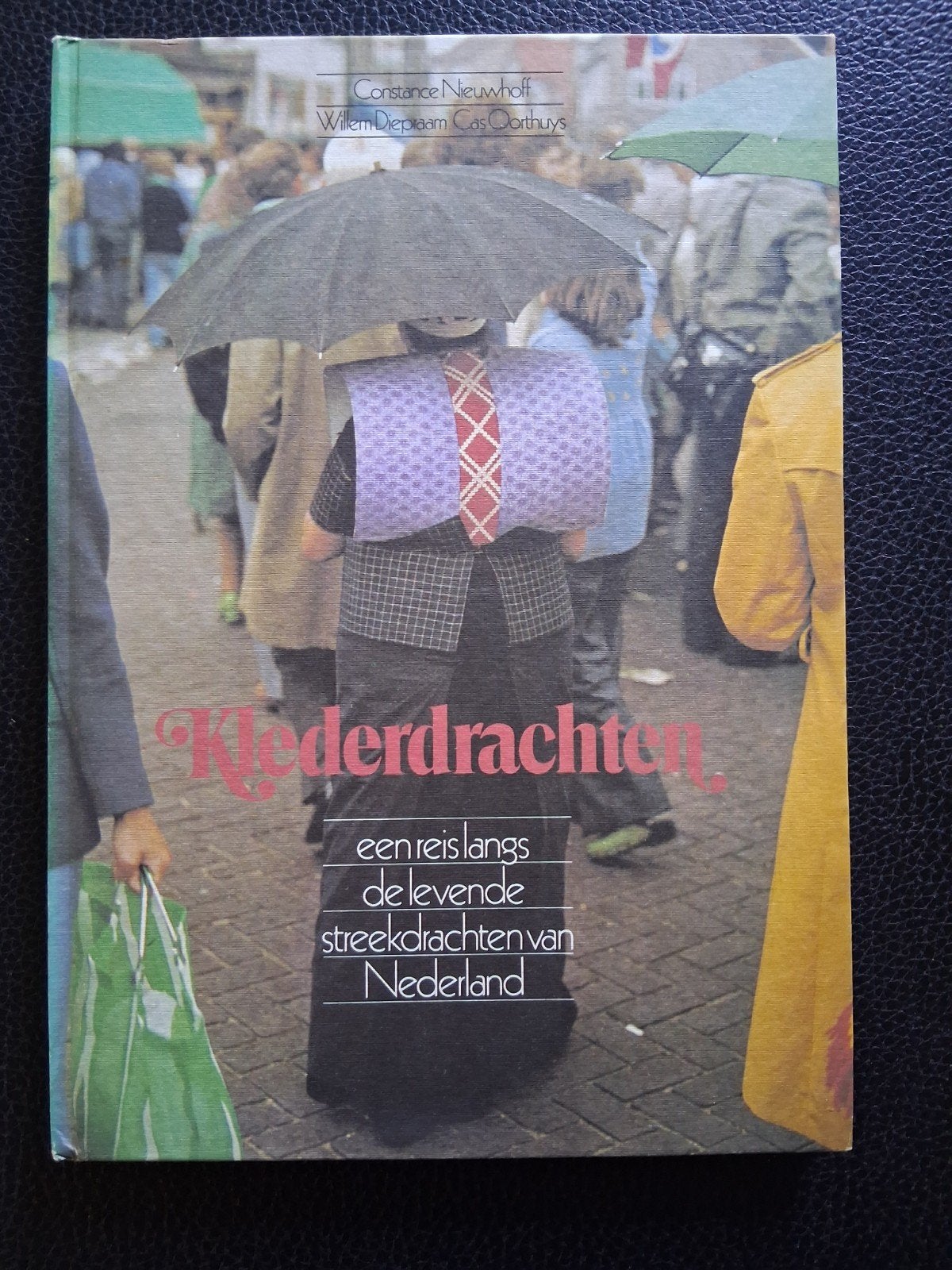 Klederdrachten: een reis langs de levende streekdrachten, Ophalen of Verzenden, Gelezen, Constance Nieuwhoff, Willem Depaem, Cas Oorthuys