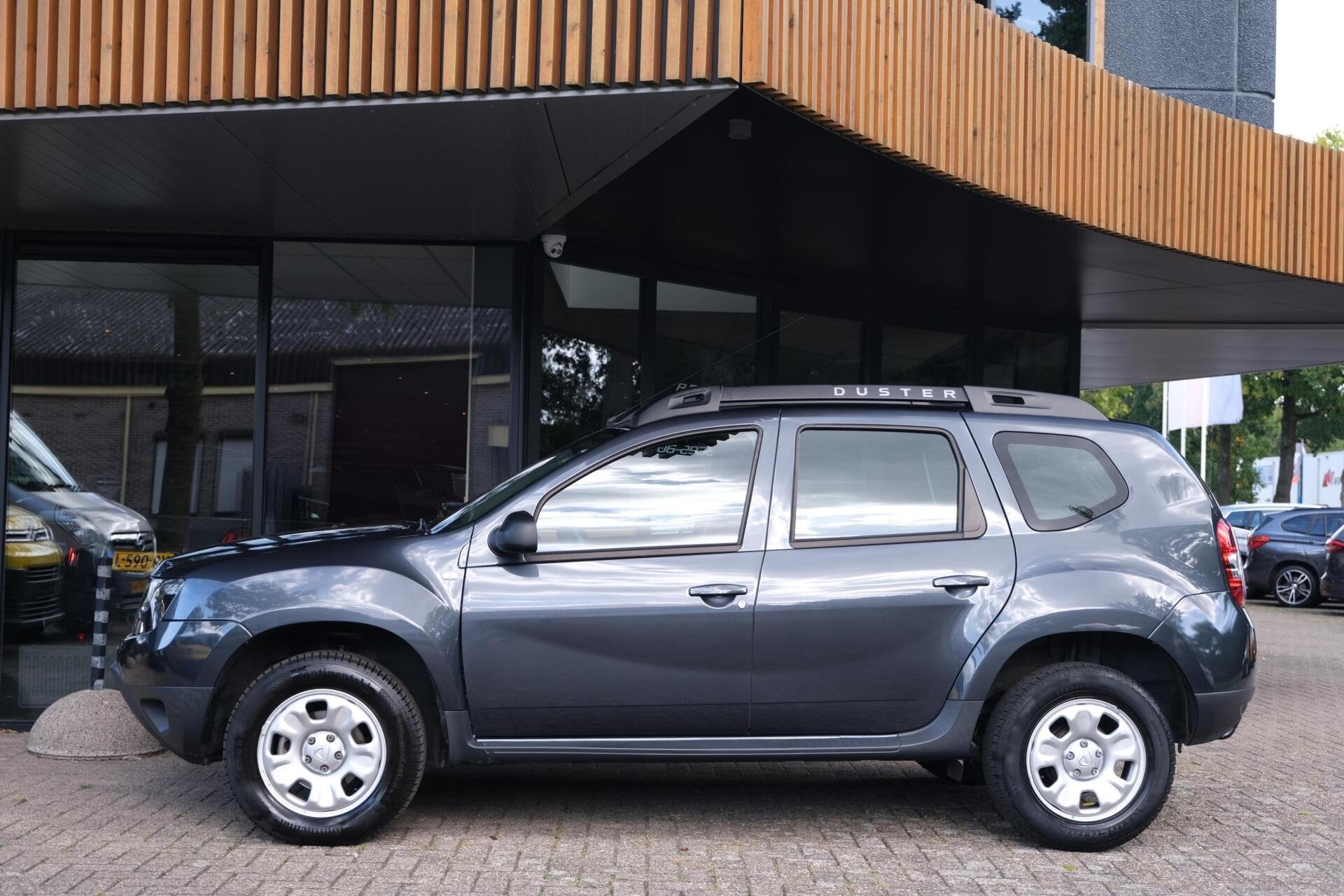 Dacia Duster 1.2 TCe 4x2 Lauréate|Rijklaar!|Trekhaak|Cruise, Auto's, Voorwielaandrijving, Gebruikt, Zwart, Duster