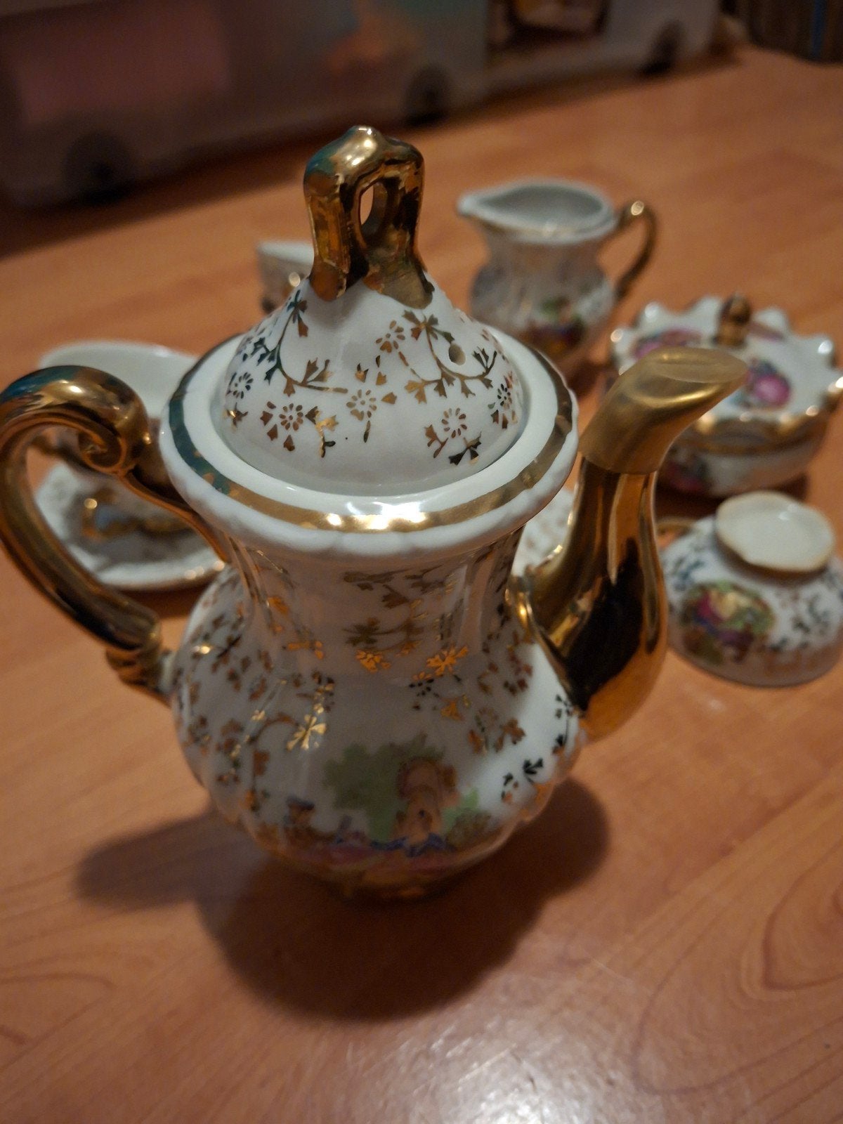 Antiek porseleinen theeservies met gouden accenten, Ophalen