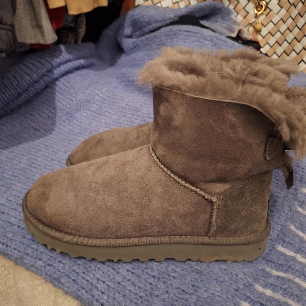 Ugg Grijs bow Nieuwstaat maat 38, Ophalen of Verzenden, Zo goed als nieuw, Grijs, Sneakers of Gympen