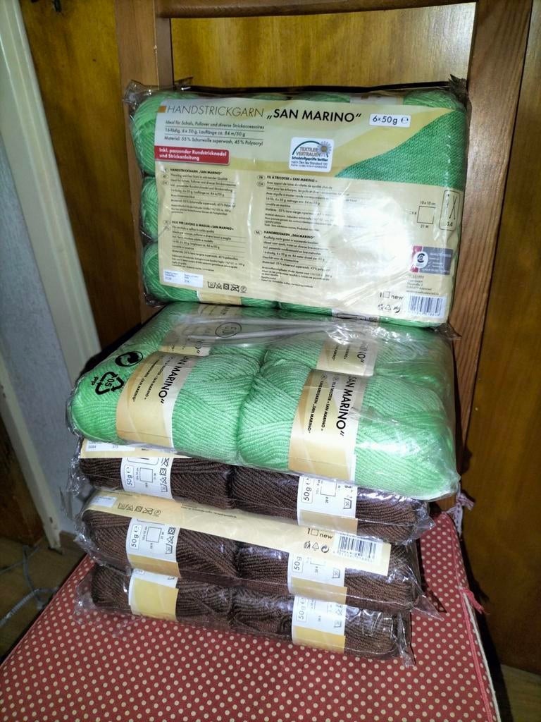 Pakket, nog 12 bollen groen breigaren, scheerwol/ polyacryl, Ophalen of Verzenden, Nieuw, Breien of Haken, Wol of Garen