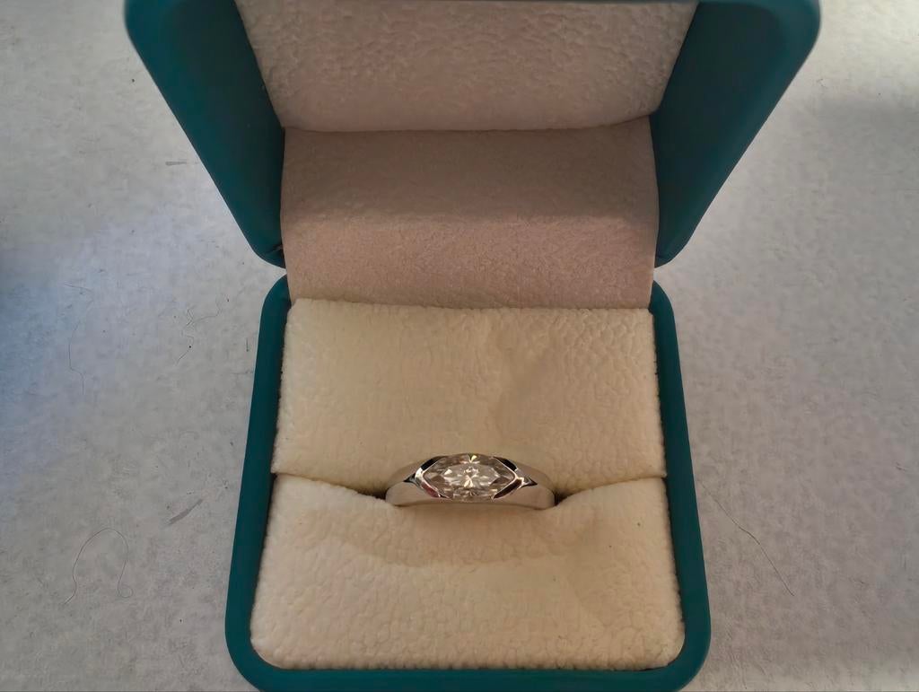Moissanite Ring met een Certificaat., Sieraden, Tassen en Uiterlijk, Ringen, Zo goed als nieuw, Dame, Kleiner dan 17, Zilver, Zilver