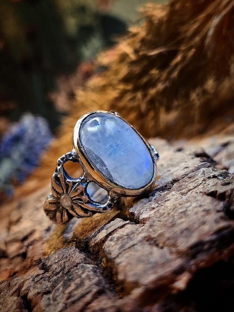 Zilveren ring met maansteen en 18k gouden bezel, Nieuw, Ophalen of Verzenden, 17 tot 18, Met edelsteen