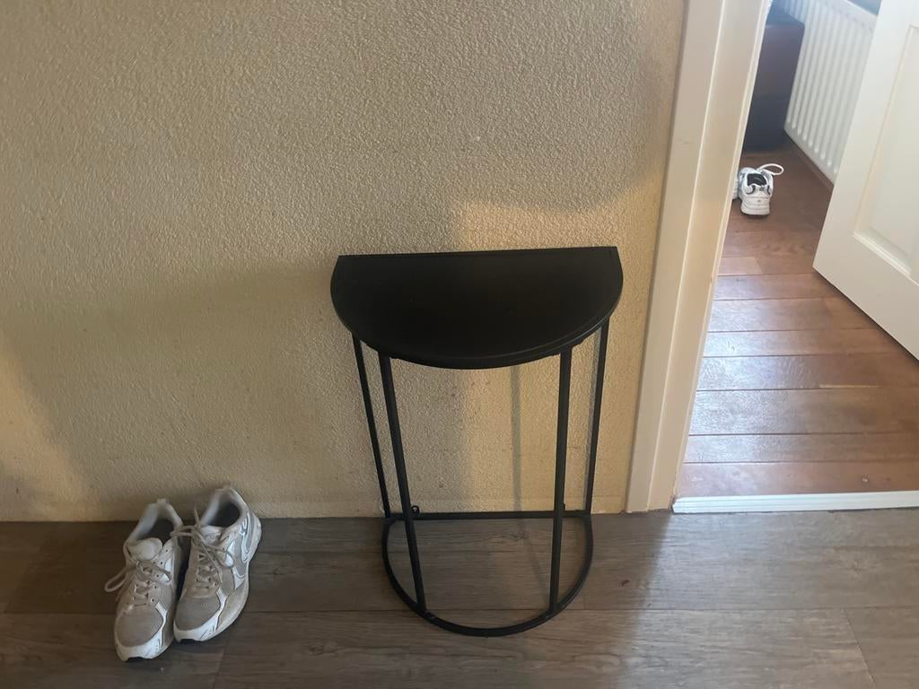 Zwart bijzettafeltje - half rond, 45 tot 60 cm, Minder dan 55 cm, Gebruikt, Metaal of Aluminium