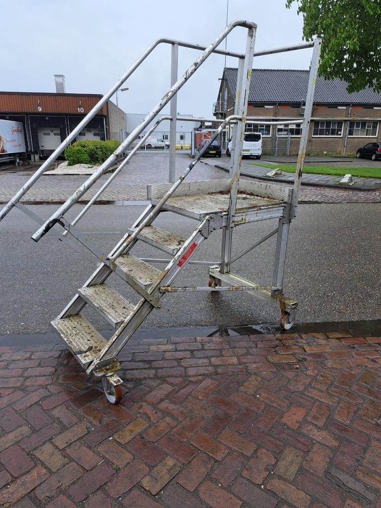 Te koop aluminium Bordestrap op wielen, Doe-het-zelf en Verbouw, Ladders en Trappen, Gebruikt, Ophalen of Verzenden, Minder dan 2 meter
