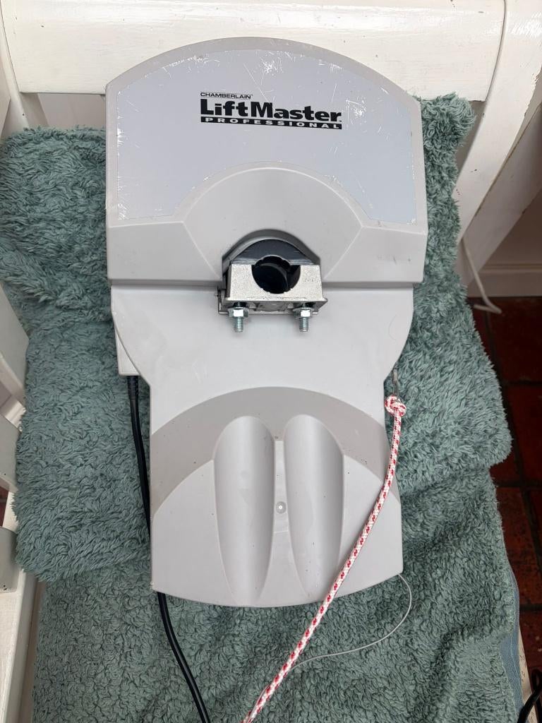 LiftMaster RDO800GB-02 roldeurmotor – 800N – 2 handzenders, Doe-het-zelf en Verbouw, Rolluiken, Gebruikt, Minder dan 100 cm, Wit