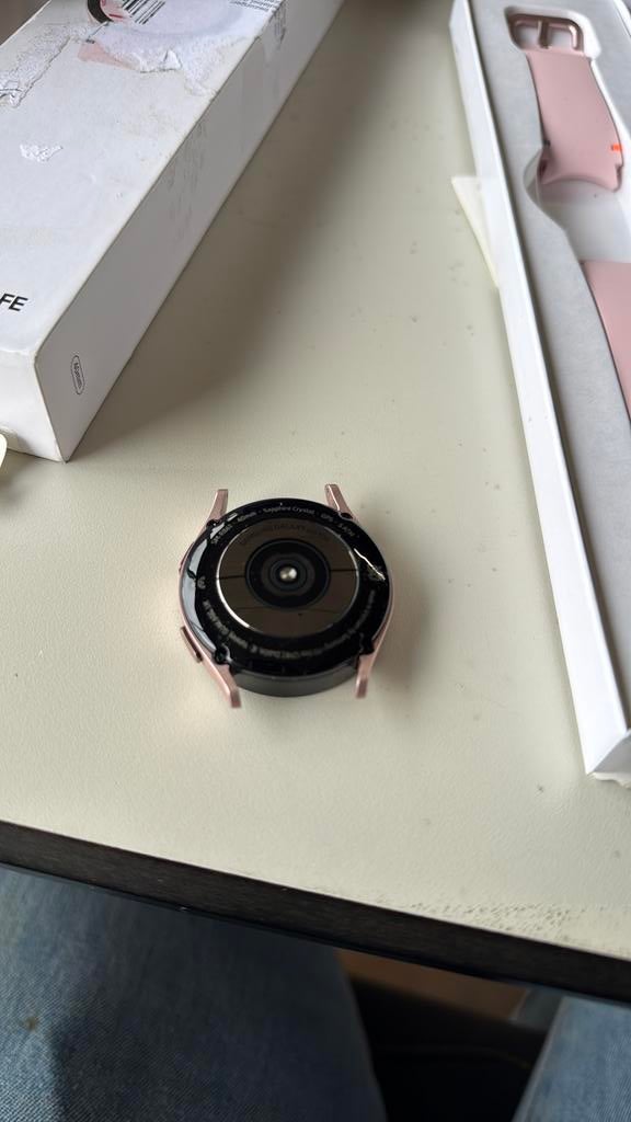 Samsung Galaxy Watch FE - Nieuw, beschadigde verpakking, Samsung, Afstand, Nieuw, Ophalen of Verzenden