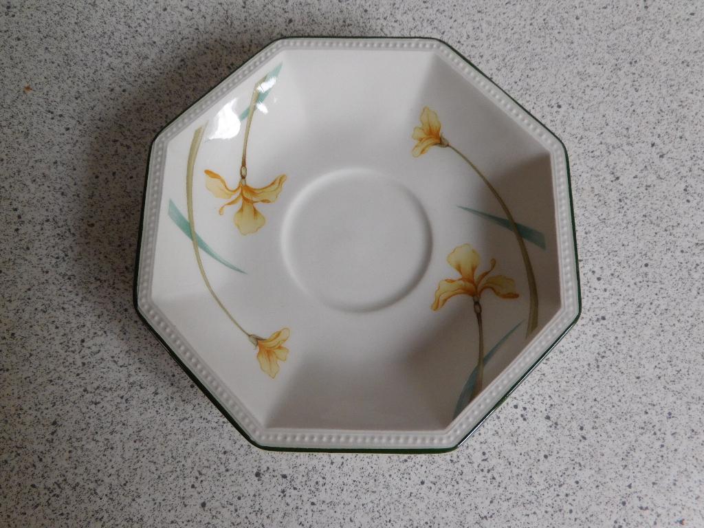 Schotel 14 cm. Daffodil Narcis Johnson Brothers, Ophalen of Verzenden, Zo goed als nieuw, Overige stijlen, Kop(pen) en/of Schotel(s)