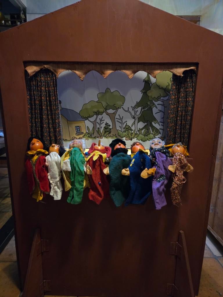Poppenkast met 8 houten poppen en wisselende achtergronden, Antiek en Kunst, Ophalen