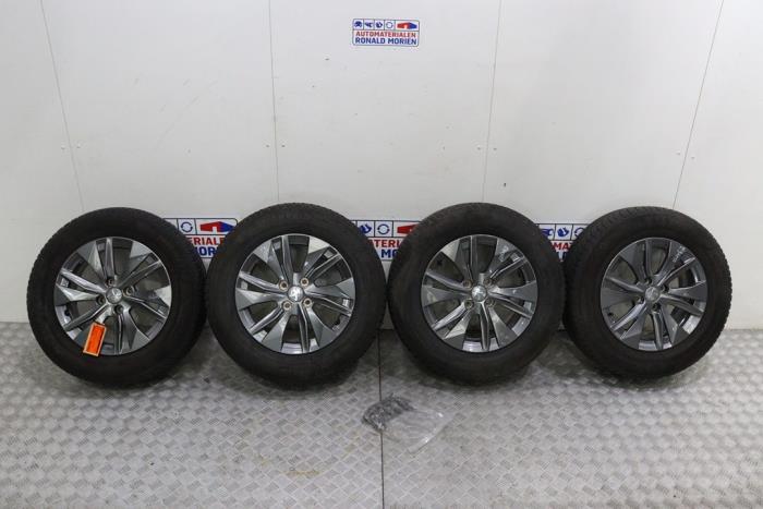 Velgen set + winterbanden van een Peugeot 2008 (2008 19-), Auto-onderdelen, Banden en Velgen, 12 maanden garantie, Gebruikt, -