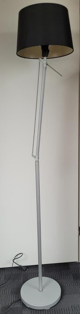Zilverkleurige vloerlamp met zwarte kap, Huis en Inrichting, Lampen | Vloerlampen, Ophalen, Gebruikt, Stof, 150 tot 200 cm