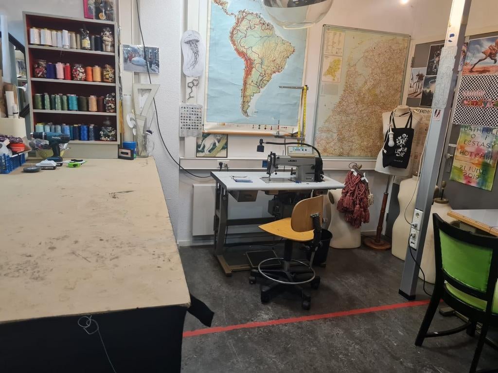 Naai atelier/ruimte te huur centrum Hilversum, Ophalen, Lockmachine, Overige merken