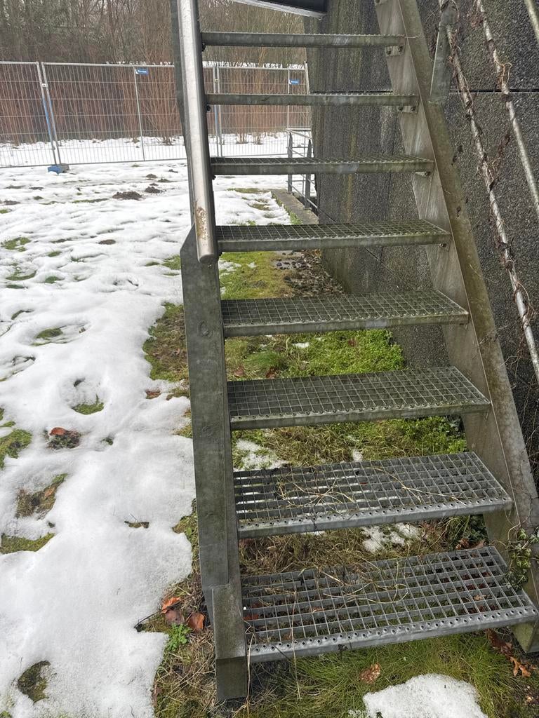 Gebruikte gegalvaniseerde bordestrap met RVS leuning, Ophalen, Gebruikt, Trap, Nvt
