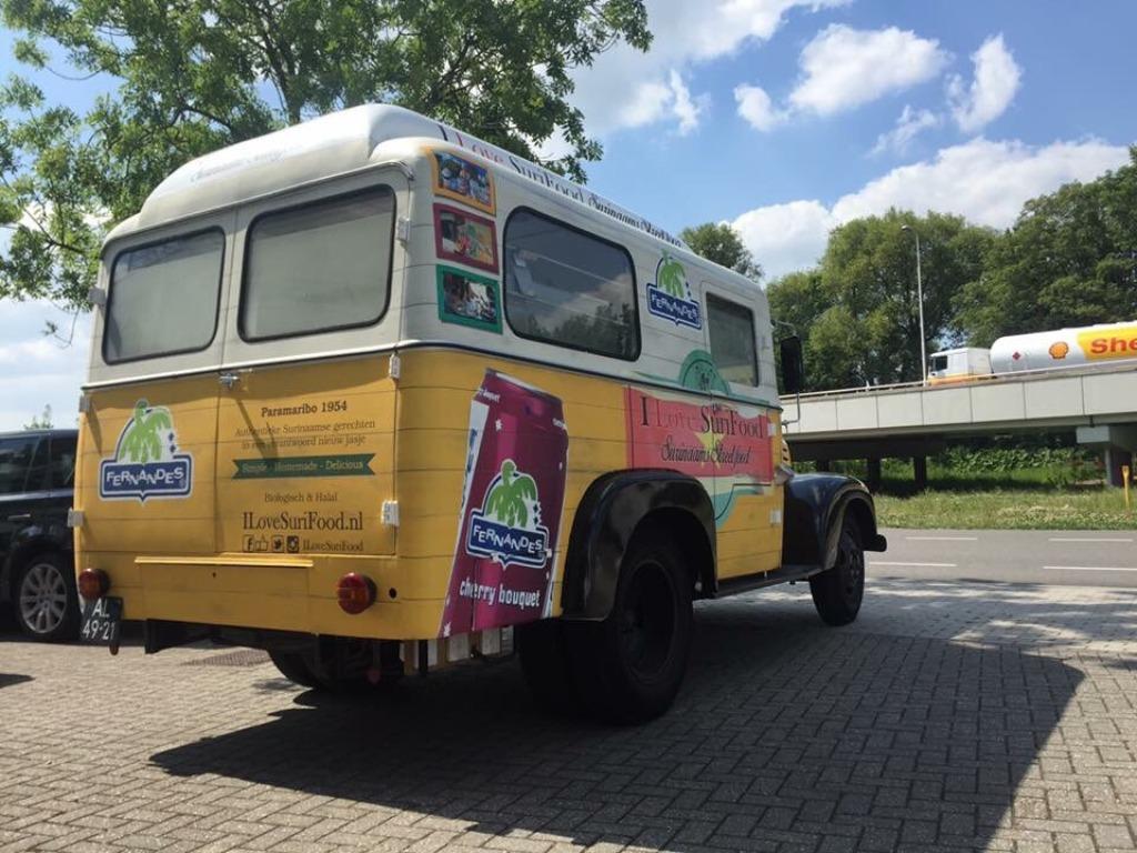 Foto 16 van foodtruck DJ-boot schoolbus te huur