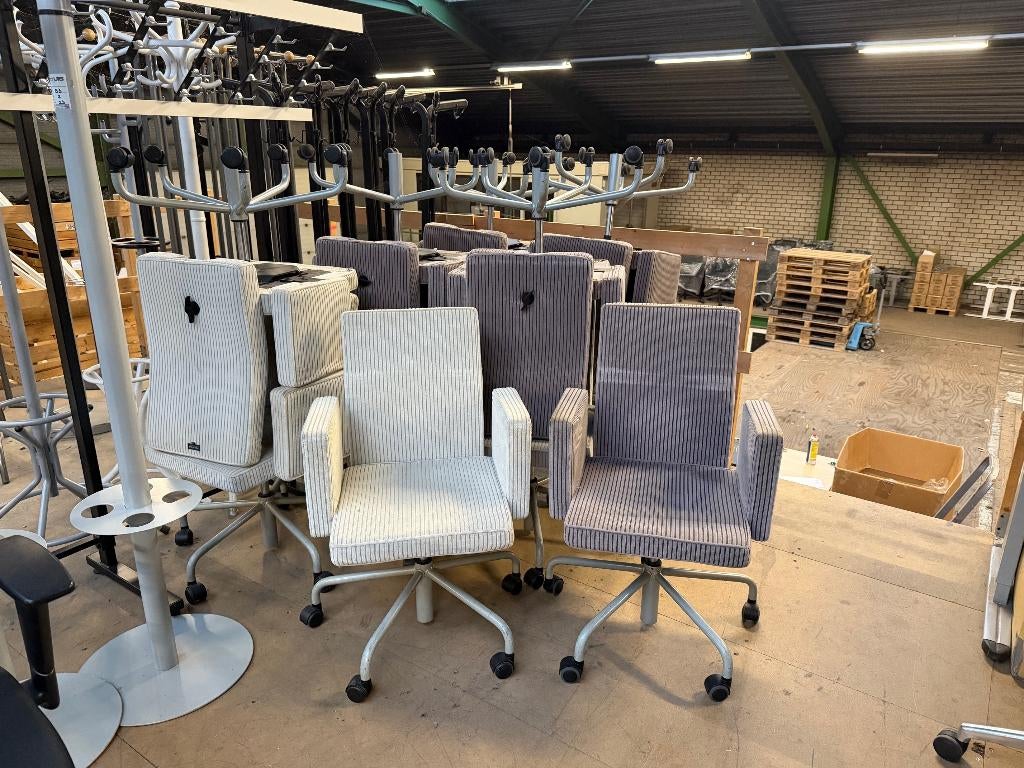 Partij van 11 BULO Pub & Club vergaderstoelen, Ophalen, Gebruikt, Overige kleuren, Stof