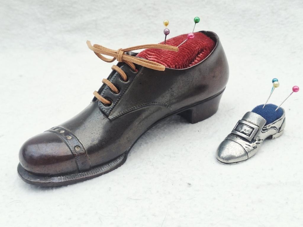 2 x oud speldenkussen miniatuur schoentje, Ophalen of Verzenden