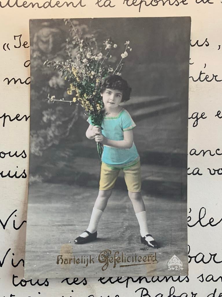 1921 Kindje met grote bos bloemen (NN), Ophalen of Verzenden, 1920 tot 1940, Gelopen, Kinderen