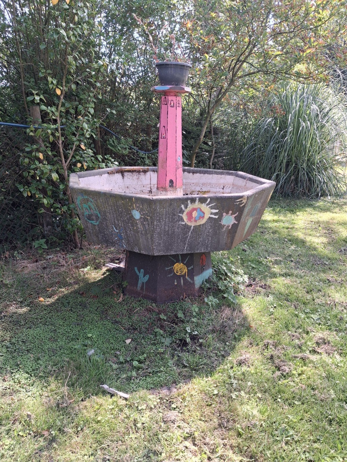 Oude industriële wasbak als vijver of fontein, Ophalen, Gebruikt, Gietijzer