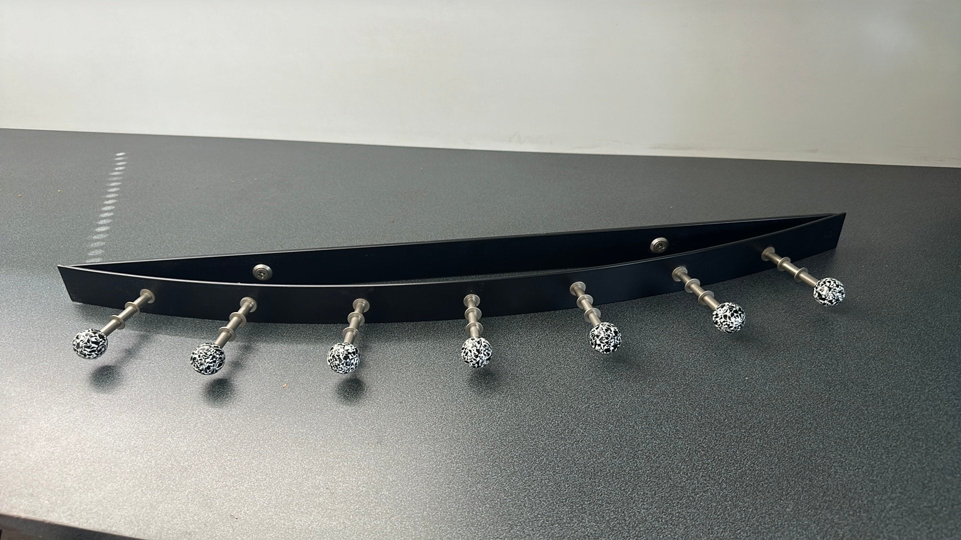 Kapstok 7 haken zwart wit 4x77 cm, Huis en Inrichting, Woonaccessoires | Kapstokken, Wandkapstok, Ophalen of Verzenden, Zo goed als nieuw