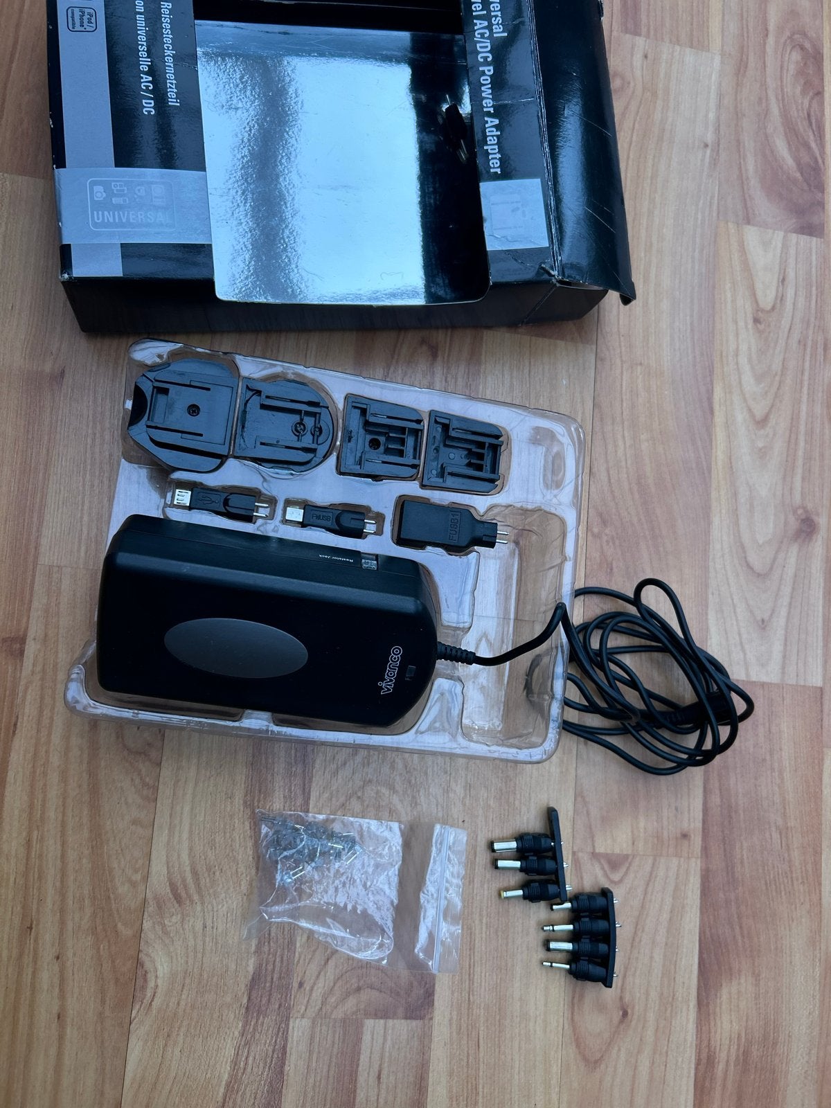 Universele Vivanco AC/DC Reisadapter - PAU 2800, Ophalen of Verzenden, Zo goed als nieuw