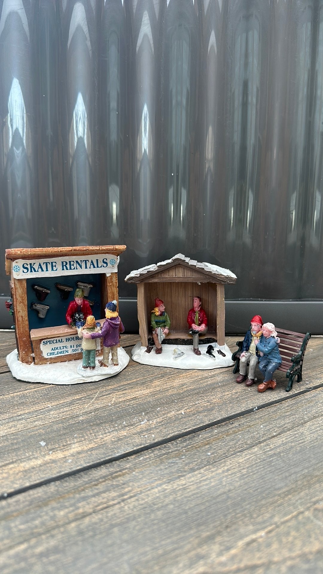 Lemax Skate Rentals (#03849), Diversen, Kerst, Ophalen of Verzenden, Zo goed als nieuw