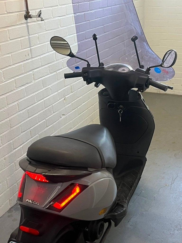 Foto 12 van Piaggio Zip 4T 2012 | Slechts 9.476 km | Zeer nette staat
