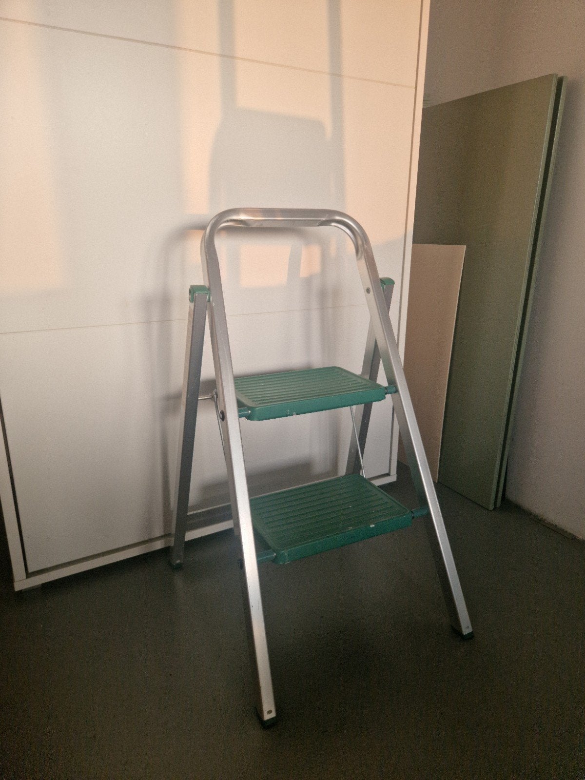 Altrex 2-Treeds Huishoudtrap, Doe-het-zelf en Verbouw, Ladders en Trappen, Ophalen, Trap, Zo goed als nieuw, Opvouwbaar of Inschuifbaar