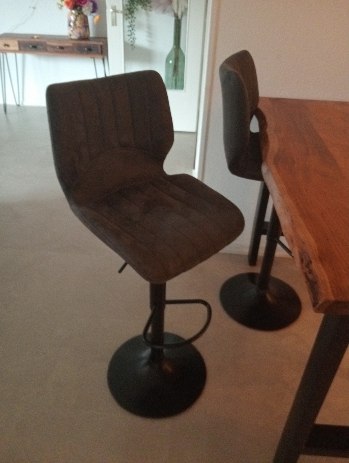 bartafel van Mango hout met Set van 4 verstelbare barkrukken, Ophalen, Gebruikt, Leer, 90 cm of meer